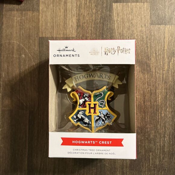 Hogwarts Crest‎ Hallmark Christmas Ornament 2023 - Picture 1 of 3